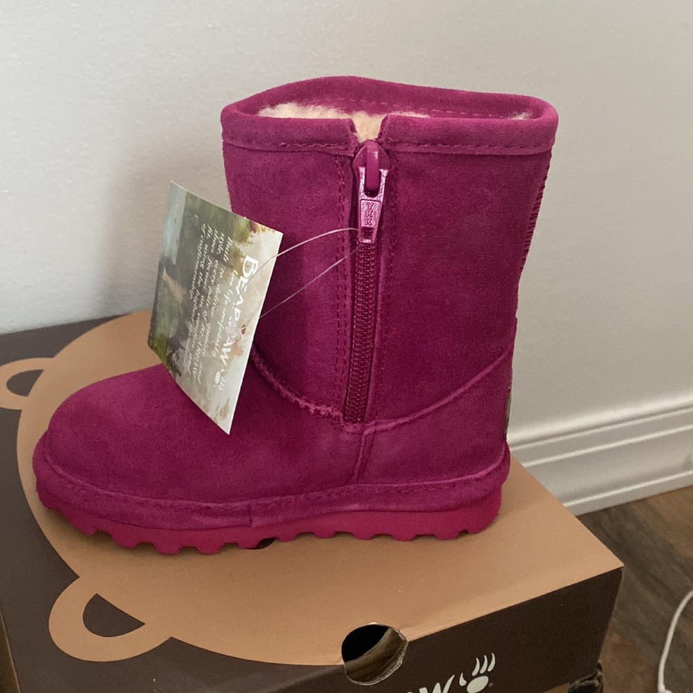 I am selling a pair of Bearpaw boots.